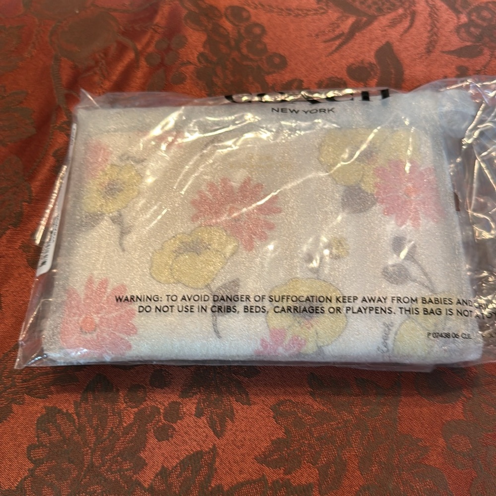 Coach Floral Print Women's Corner Zip NWT - Picture 9 of 10